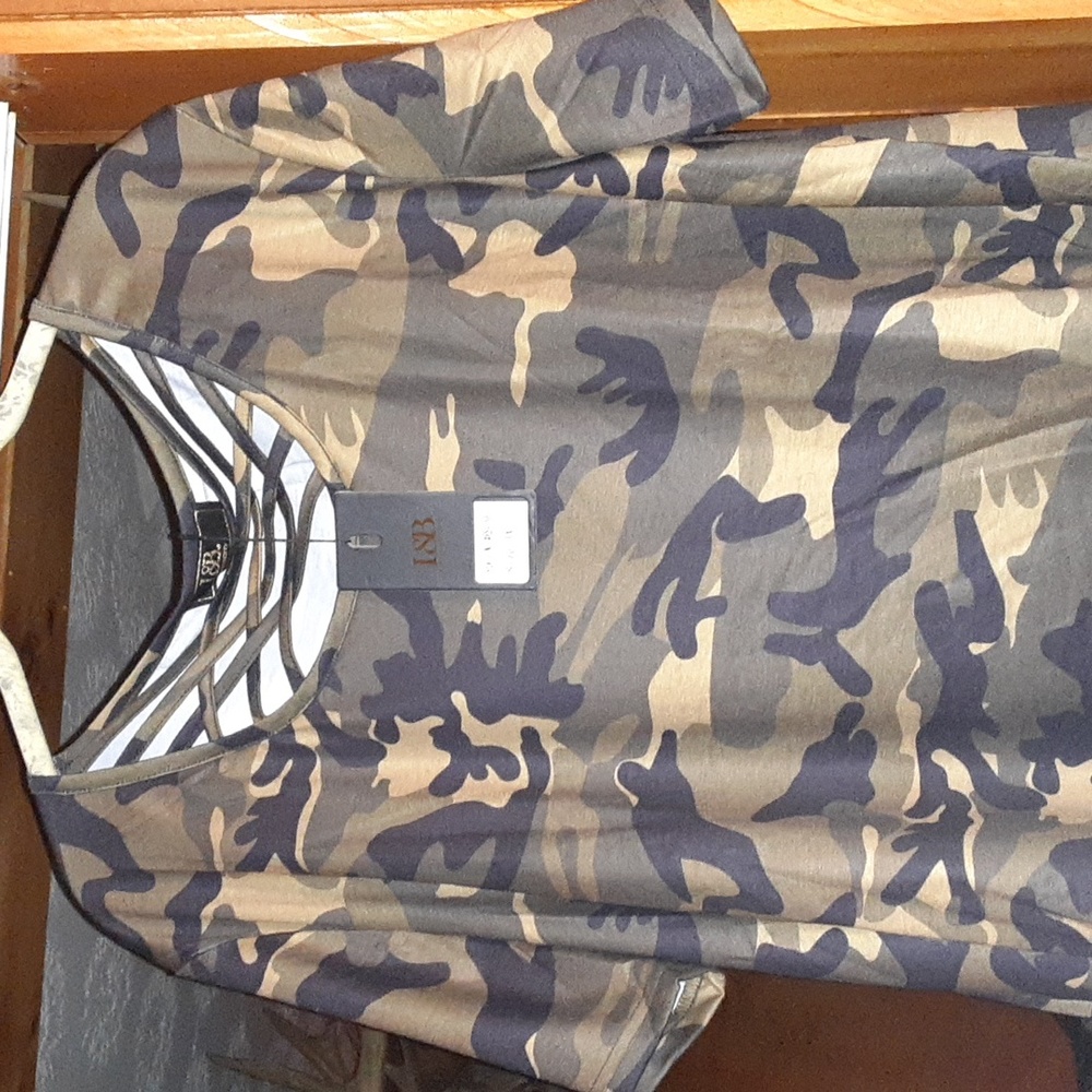 L&B 3xl Camo Short Sleeve Criss Cross Neckline Hi/Low Hem Blouse